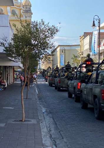 A fin de combatir la violencia en Colima, el Ejército Mexicano envío ayer a cerca de mil elementos a la capital del estado. En la imagen, al menos 10 camiones castrenses avanzan por la avenida Madero, la principal vialidad de la ciudad.