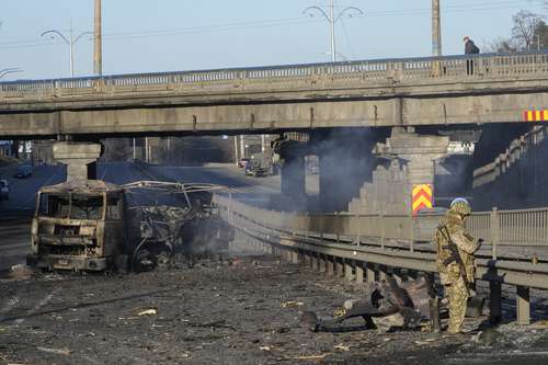 Entre vehículos incendiados, los soldados ucranios mantienen sus posiciones en la defensa de la capital Kiev.