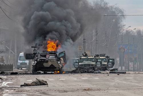 Un vehículo blindado y utilitarios ligeros quedaron abandonados después de los combates en las calles de Jarkov el domingo.