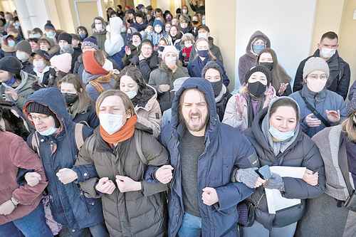 Las protestas contra la incursión rusa en Ucrania cumplieron ayer tres días consecutivos, en al menos cinco de las principales ciudades rusas, a pesar de los arrestos masivos. En la imagen, una cadena humana en San Petersburgo, la capital cultural.