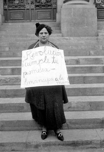  La exposición se podrá apreciar desde el 8 de marzo, Día Internacional de la Mujer. Margarita Robles de Mendoza sosteniendo un cartel. Foto colección Archivo Casasola
