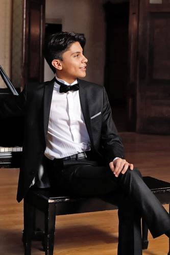 Elías Manzo ganó en la categoría de joven talento a músicos del mundo en la Classical Music Competition.