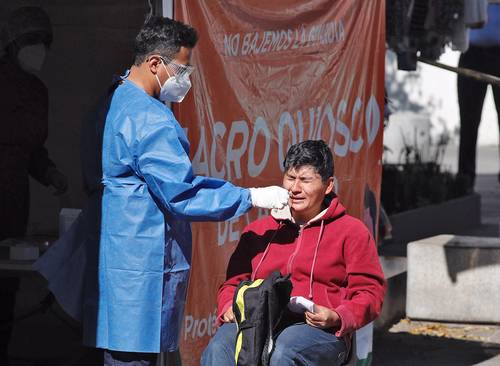  Personal de salud aplica pruebas rápidas para detectar covid-19 en la explanada del Metro Etiopía, en la alcaldía Benito Juárez de la Ciudad de México. Foto Cristina Rodríguez