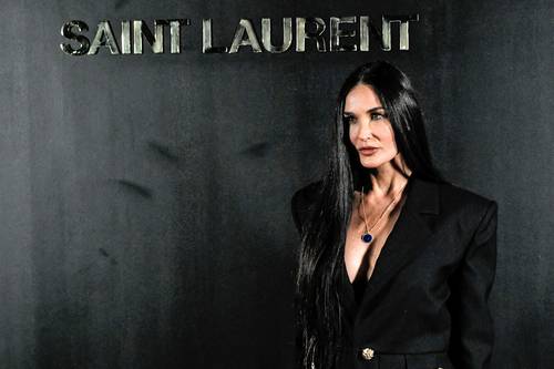 Demi Moore posa para una sesión de fotos antes del desfile de modas de la colección otoño-invierno 2022-2023 de Saint-Laurent durante la Semana de la Moda de Mujer de París.