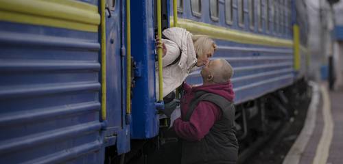 Una mujer que huye de la guerra se despide de su pareja después de abordar un tren con destino a Leópolis, en Kiev, Ucrania.