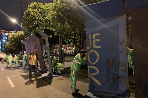 Trabajadores del Gobierno de la Ciudad de México comenzaron a colocar vallas metálicas en las inmediaciones de la Catedral Metropolitana como medida preventiva por la marcha feminista que se realizará el próximo martes.