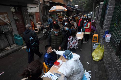  En Wuhan, China, epicentro de la pandemia, continúa la aplicación de pruebas de detección a menores. Foto Afp