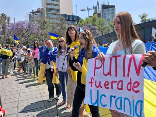 Residentes ucranios, familiares y amigos se manifestaron ayer en la CDMX para exigir el fin del conflicto.