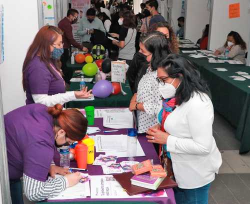 Con el propósito de disminuir y erradicar la brecha de género en el ámbito laboral, la Secretaría del Trabajo y Fomento al Empleo realizó una feria del empleo para mujeres en la explanada de la Alameda del Sur, en la alcaldía Coyoacán, donde alrededor de 60 empresas ofrecieron mil 200 vacantes con salarios de 5 mil 400 a 65 mil pesos mensuales. Además de las ferias del empleo en distintas alcaldías, la dependencia capitalina tiene abiertas convocatorias de reclutamiento para laborar en otras entidades y otros países.