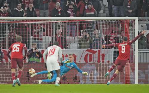 El delantero polaco Robert Lewandowski (9) facturó un triplete en 11 minutos durante la goleada del equipo alemán sobre el club austriaco.