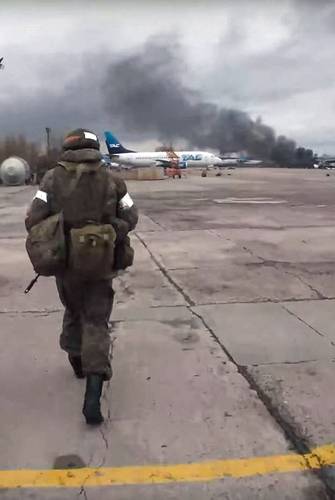 En un aeródromo ucranio se ve a un soldado parte de un equipo de paracaidistas rusos que tomó el control del sitio.