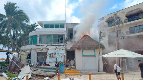 El Club de Playa Kool Spa, en Playa del Carmen, sufrió daños luego de que en la cocina se produjo un estallido por una fuga de gas; dos personas perecieron al caerles encima paredes y techo del inmueble.