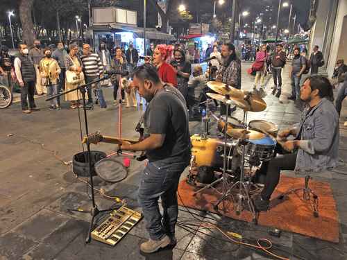 La semana comenzó con un lunes musical en la avenida Juárez, una de las avenidas emblemáticas del Centro Histórico. Aquí, grupos de rock se reúnen para interpretar canciones en inglés y en español del género. Este sector fue uno de los más golpeados por la pandemia.