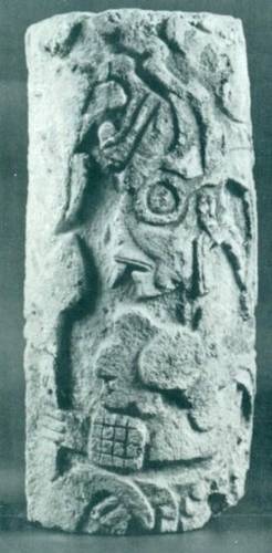  Fragmento de columna sustraído del sitio arqueológico Santa Rosa Xtampak, Campeche. Foto cortesía de la SC y la SRE