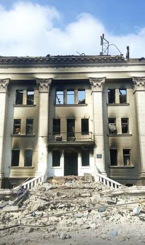 Kiev y Moscú se culparon el uno al otro de la destrucción del teatro de Mariupol, que servía de refugio a civiles.