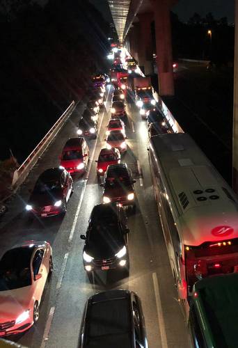 Desde la tarde de ayer un bloqueo a la altura de Tres Marías generó una enorme fila desde Viaducto Tlalpan hacia la autopista a Cuernavaca, por lo que el tránsito fue desviado hacia Xochimilco. Al cierre de la edición continuaba la obstrucción.