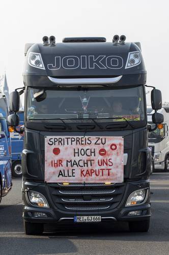 “Los precios de la gasolina son demasiado altos, nos destruyen” protesta de camioneros en Alemania.