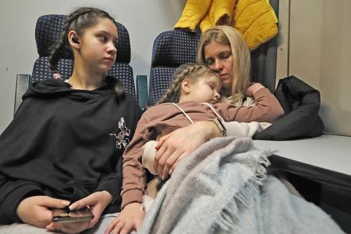  Refugiadas de Ucrania caen agotadas durante el viaje de más de 18 horas en tren que las lleva a Budapest, al escapar de la guerra. Foto Marco Peláez
