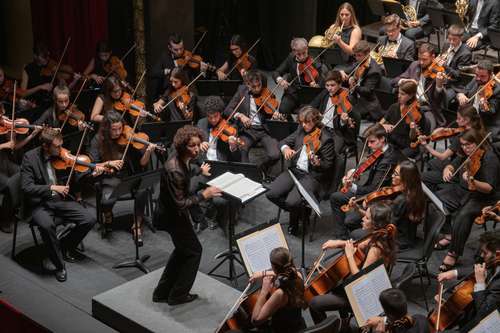 La Orquesta Filarmónica de la Universidad de Valencia, dirigida por Beatriz Fernández Aucejo, inició una nueva gira de primavera por tres localidades con el fin de “reconectar con el territorio tras la pandemia y revitalizar la pasión por la música entre los pueblos”. La primera actuación será en la Iglesia de Santa María de Oliva y tendrá sus últimas presentaciones 15 y 19 mayo en el Teatre Auditori de Catarroja y en el Teatro Echegaray de Ontinyent. Comenzará con Oberon, de Carl Maria von Weber, y le seguirá El Moldava, de Bedrich Smetana para concluir con la Sinfonía número 2 en si menor, de Alexander Borodin.