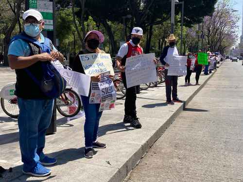  A lo largo de la avenida Juárez los activistas invitaron a la gente a acudir el 10 de abril a las urnas Foto Ángel Bolaños