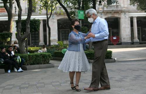 Tras dos años de sufrir el encierro ocasionado por la pandemia de covid-19, la gente comienza a vivir en la nueva normalidad. En la imagen dos adultos mayores bailan un danzón frente a un edificio ubicado en Plaza de la Constitucion, en la colonia Centro de la alcaldía Tlalpan.