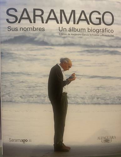 La foto de portada de Saramago: Sus nombres fue tomada en la playa de Lanzarote por un siquiatra, mientras el escritor observaba una piedra que, según su compañera Pilar del Río, se llevó a casa “como un tesoro”.