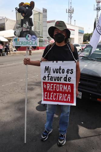 Las manifestaciones en favor de la propuesta de López Obrador continúan en San Lázaro.