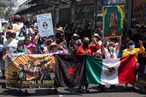 Indígenas y colectivos que partieron el día 22 de Puebla marchan en la Ciudad de México hacia la Conagua; más tarde fueron recibidos en Ciudad Universitaria .