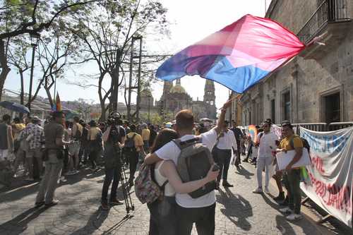 Unas 100 personas se reunieron el miércoles pasado ante el Congreso de Jalisco en espera de la aprobación del matrimonio igualitario, la identidad de género y en rechazo a las terapias de conversión, lo que ocurrió la madrugada de ayer.