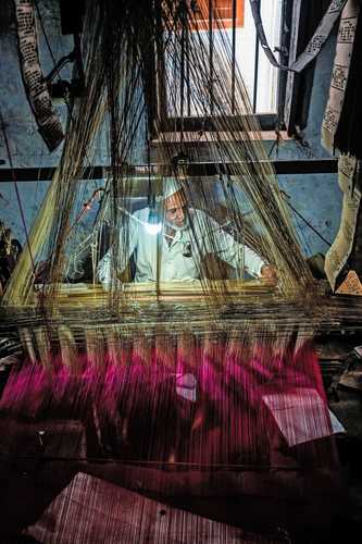  Los tejedores manuales de Varanasi han cultivado por siglos una reputación de excelencia; sus prendas son muy codiciadas. Foto Afp