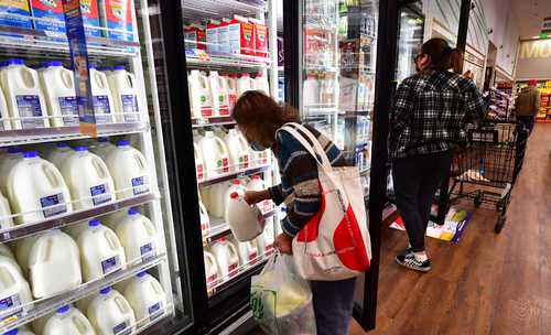 Supermercado en Monterey, California. Los estadunidenses pagaron más por gasolina, alimentos y otros artículos esenciales el mes pasado.