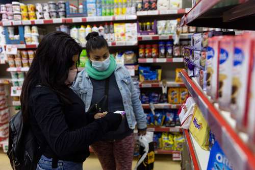 Se prevé que hacia 2023 la tasa de inflación anual empiece a bajar. En la imagen, compras en un supermercado argentino.