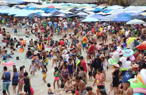 Cientos de turistas abarrota-ron ayer las playas de Acapulco, Guerrero, por el periodo vacacional.