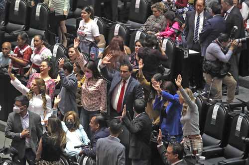 En ausencia de panistas, perredistas y priístas, diputados de Morena y aliados aprobaron ayer en dos horas, con 298 votos, la reforma a la ley minera.
