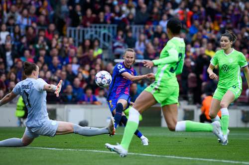 El Barça puso pie y medio en su segunda final de Champions femenil consecutiva al golear ayer 5-1 al Wolfsburgo alemán en un Camp Nou que volvió a marcar un nuevo récord mundial de asistencia a un partido femenino. Un total de 91 mil 648 aficionados acudieron al estadio superando los 91 mil 553 del 30 de marzo en la victoria sobre el Real Madrid.