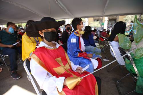 Guadalajara inauguró este sábado una serie de actividades con motivo de la distinción Capital Mundial del Libro otorgada por la Organización de Naciones Unidas para la Educación, la Ciencia y la Cultura. En la imagen, un jovencito vestido como mosquetero espera su turno para participar en la lectura masiva y en voz alta de la novela Ensayo sobre la ceguera, de José Saramago, ayer, con motivo del Día Internacional del Libro y del Derecho de Autor.