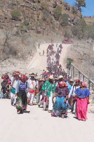 Indígenas wixaritari de los poblados de San Sebastián Teponahuaxtlán y Tuxpan de Bolaños, municipio de Mezquitic, Jalisco, iniciaron ayer un recorrido para pedir la intervención del presidente Andrés Manuel López Obrador a fin de resolver un conflicto agrario con ganaderos nayaritas.