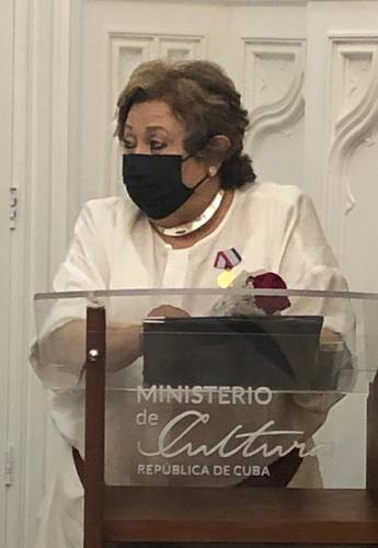 Al recibir la distinción, Carmen Lira reconoció que la amistad y solidaridad con la isla “es de mucho tiempo atrás. Hemos recibido muchísimo del pueblo cubano y sus próceres que nos han acompañado”.