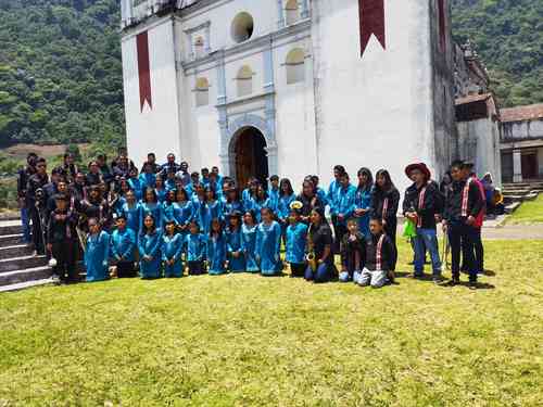  Integrantes de la Banda Comunitaria Infantil-Juvenil de Santa María Alotepec, frente a la Iglesia de la comunidad mixe de Alotepec. Foto Floriberta Faustino