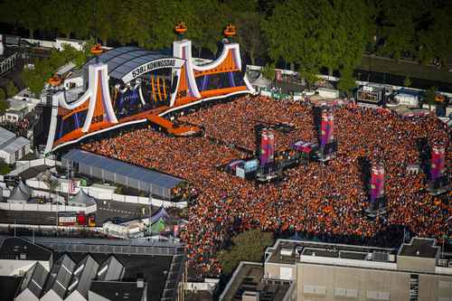 Imagen aérea muestra a la multitud en la fiesta del Día del Rey de Radio 538 en Chasseveld, en Breda.