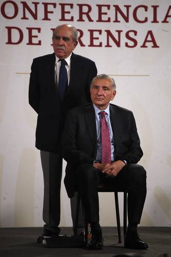 El titular de la Unidad de Inteligencia Financiera, Pablo Gómez Álvarez, y el secretario de Gobernación, Adán Augusto López, acompañaron ayer al Presidente en la conferencia mañanera en Palacio Nacional.