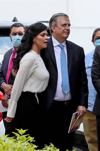 PARTICIPACIÓN DE ALTO NIVEL. El canciller Marcelo Ebrard y su esposa, Rosalinda Bueso, asistieron ayer, en el Instituto Matías Romero, a la presentación del libro Diplomáticas mexicanas, coordinado por Patricia Galeana, historiadora y ex embajadora de México en Colombia. En ese acto, al que también asistió la presidenta del Senado, Olga Sánchez Cordero, se destacó la importancia de defender la igualdad de género en el ámbito de la política exterior como parte de una equidad “sustantiva” en toda la sociedad.