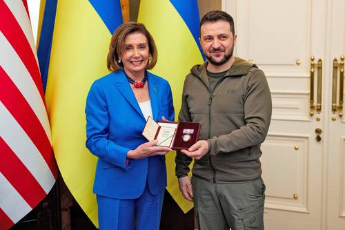 El presidente ucranio, Volodymir Zelensky, entregó la Orden de la Princesa Olga a la presidenta de la Cámara de Representantes de Estados Unidos, Nancy Pelosi.