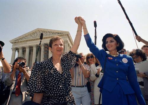  Norma McCorvey, cuyo seudónimo legal es Jane Roe en el caso judicial de 1973 (a la izquierda), y su abogada Gloria Allred, al salir de la Corte Suprema durante un debate sobre un caso de aborto en Misuri, el 26 de abril de 1989. Foto Ap