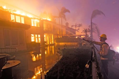 Lucha contra un incendio atribuido a los efectos del cambio climático, el miércoles en Laguna Niguel, California.