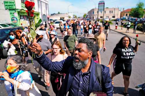 Protesta ayer en las calles de Buffalo, Nueva York, en repudio a la matanza perpetrada por un joven guiado, al parecer, por la teoría de la conspiración de “remplazo de blancos”, que promueven derechistas, incluido el ex presidente Donald Trump.