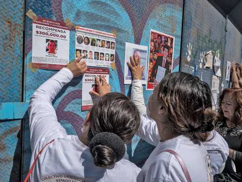 Familiares de desaparecidos se manifiestan en la ex glorieta de la Palma, en Paseo de la Reforma.