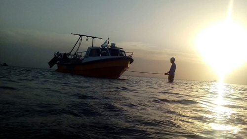 Lancha de la marisquería por buceo realizando la maniobra de playa al finalizar un día de pesca.  L. de Francesco
