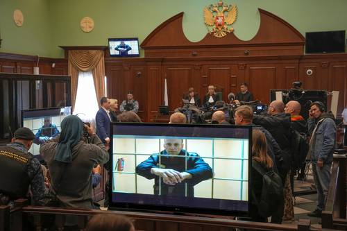 Una corte de Moscú rechazó ayer la impugnación del líder opositor Aleksei Navalny (en la pantalla) contra una sentencia de nueve años de prisión por fraude que le impusieron en marzo pasado. La decisión implica que será enviado a un penal de alta seguridad, informó el sitio Mediazona.