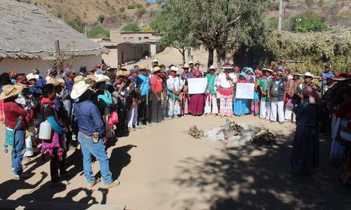  Al comenzar hace 32 días en San Sebastián Teponahuaxtlán, Jalisco, la Caravana por la Dignidad y la Conciencia Wixárika se realizó una ceremonia tradicional. Foto Arturo Campos Cedillo